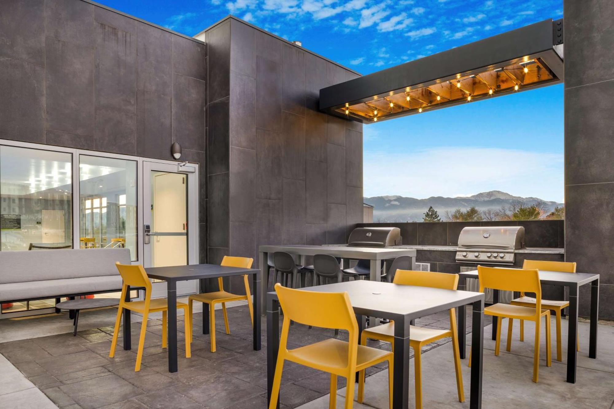 Home2 Suites By Hilton Colorado Springs Airport Exterior photo